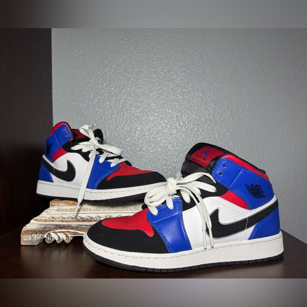 Like New Nike Air Jordan 1 Retro Mid Top 3 Sneakers Shoes 7 Youth